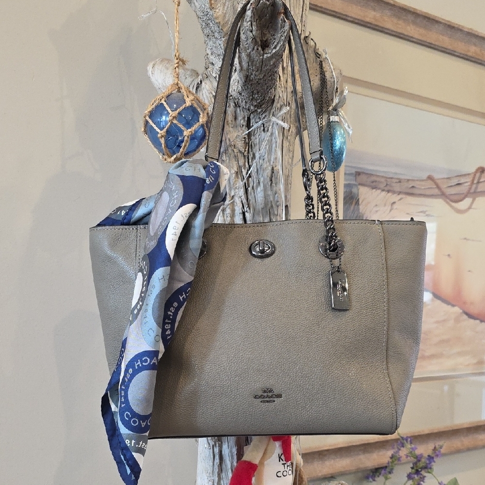 Coach 27 Turnlock CHAIN Tote NWOT Including Authentic Snaphead Scarf